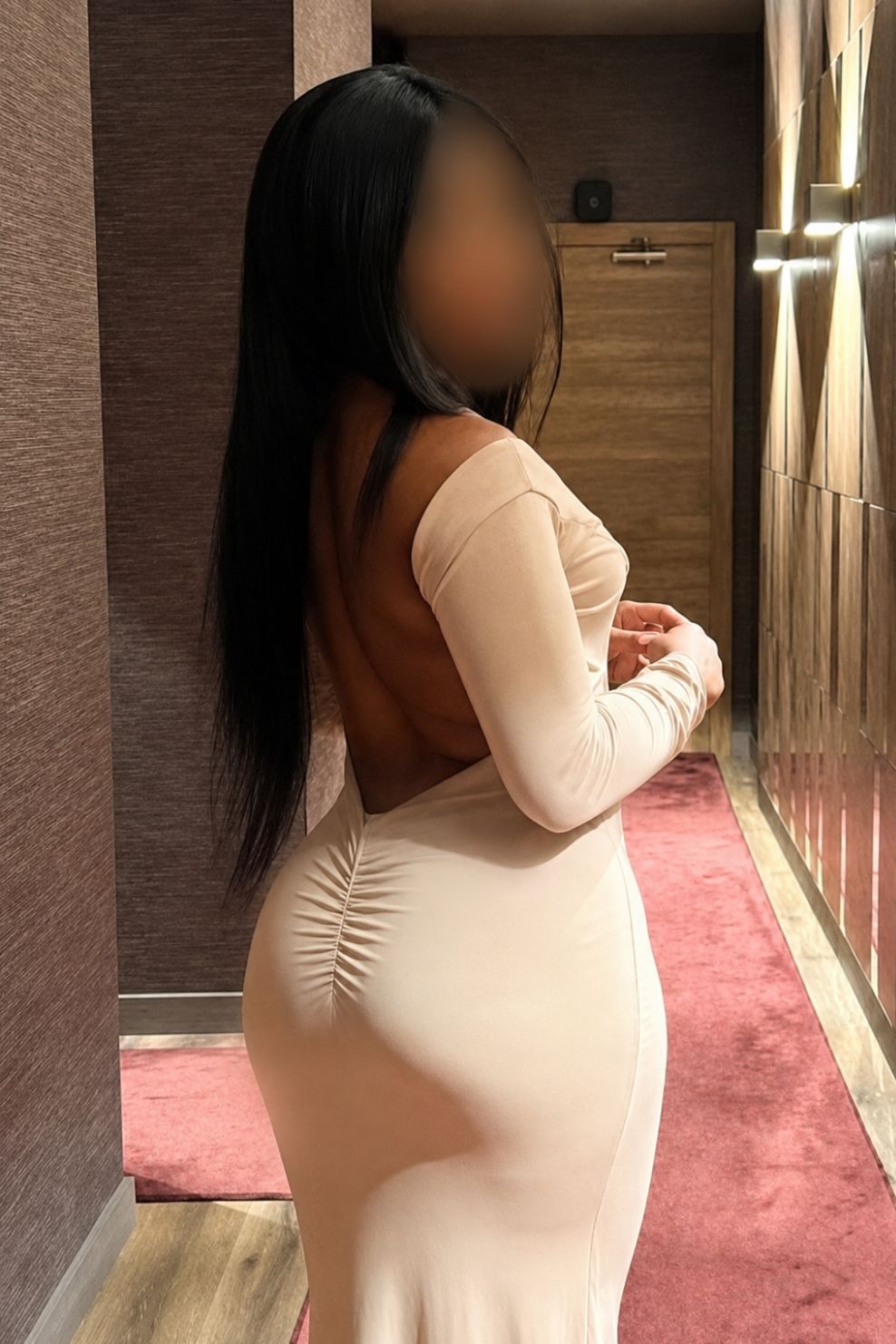 Chanell, escort a Valencia, di pelle chiara, capelli neri corti e stile elegante, collabora con Felina Valencia.