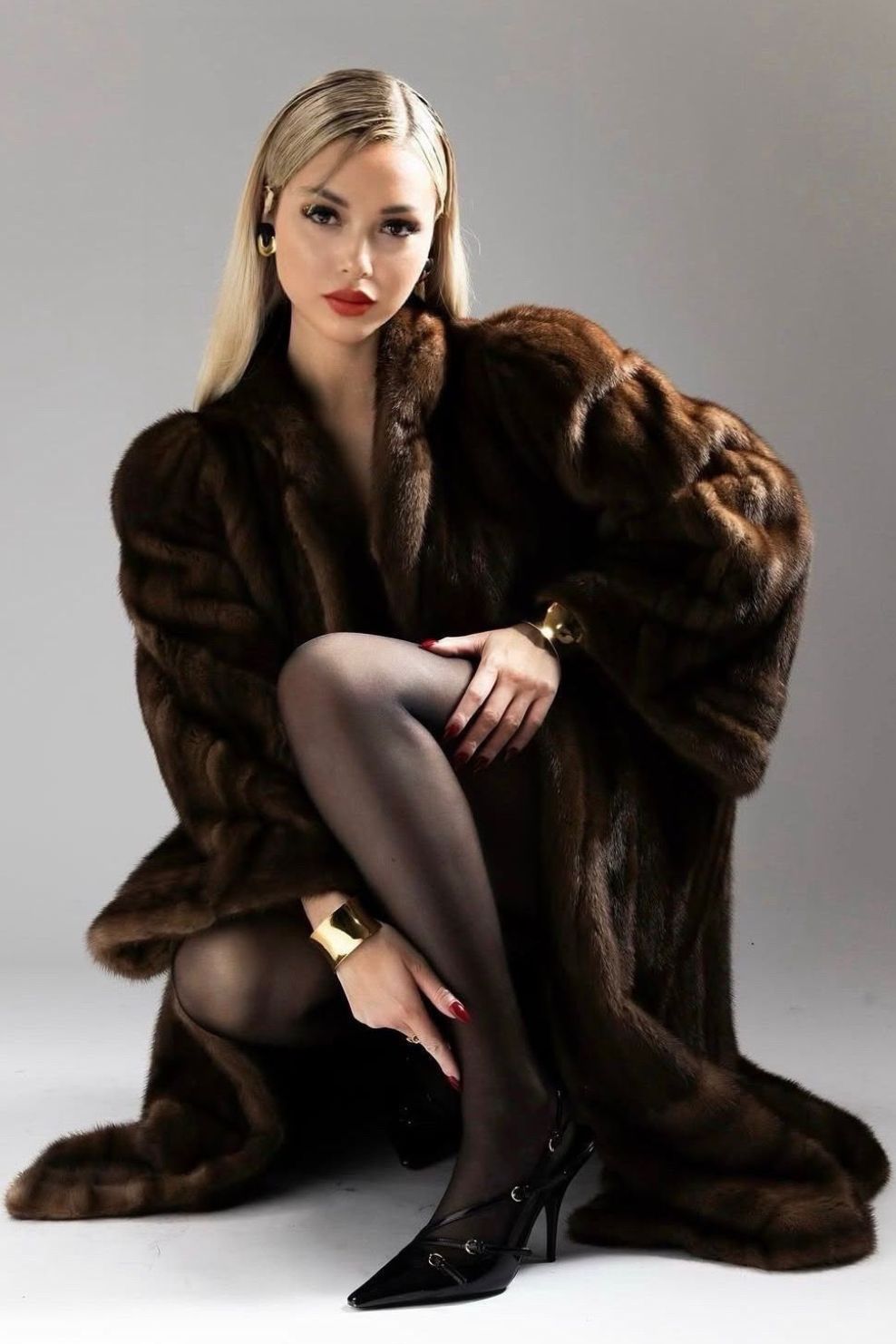 Celeste, escort in Valencia, with fair skin, straight blonde hair, stands out for her elegant style and hazel eyes.